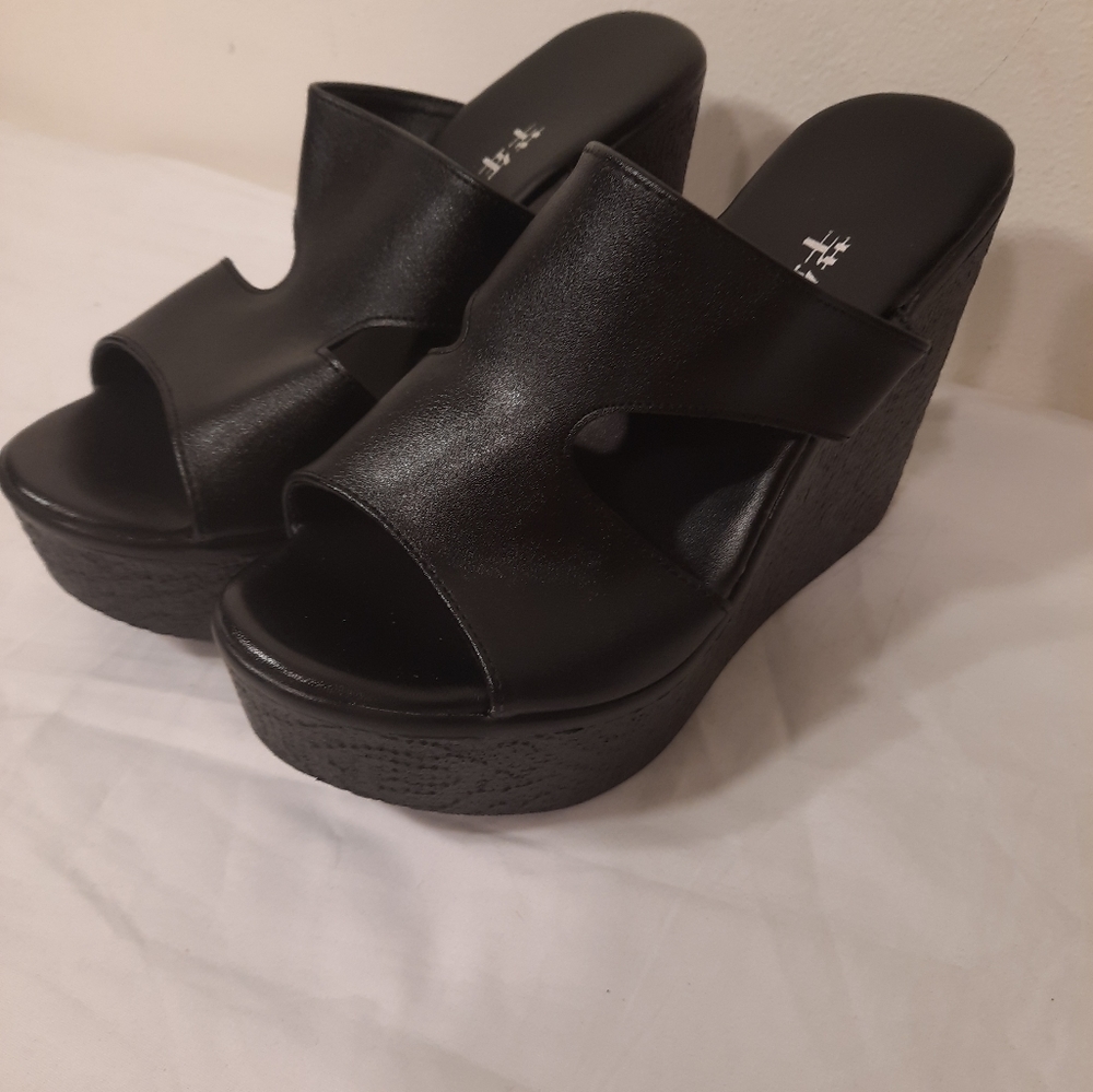 NWOT Womens petite feet wedge sole Sandals size 5.5